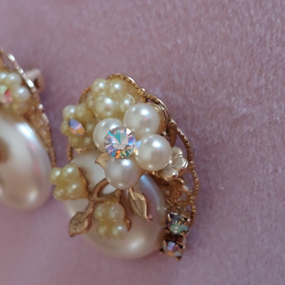 Unsigned Miriam Haskell Vintage Faux Pearl AB Goldtone Floral Earrings - Picture 13 of 14